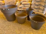 de nombreux pots posés par terre les uns à côté des autres