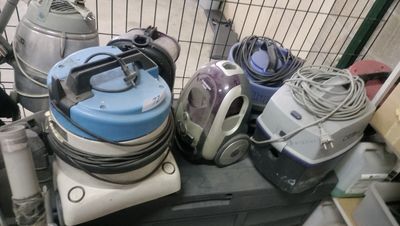 de nombreux modèles d'aspirateurs et d'autres appareils électroménagers exposés sur la table