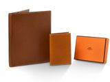 deux portefeuilles en cuir marron et orange et un porte-cartes