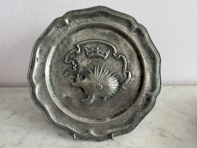 un plateau en argent orné d'un oiseau, posé sur une table