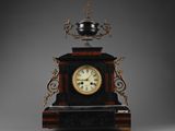 une horloge noire et or posée sur une table