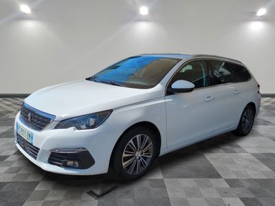 la voiture blanche est garée dans une grande pièce au sol en damier
