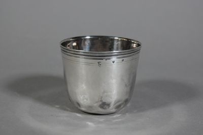 TIMBALE gobelet en argent de forme tulipe.