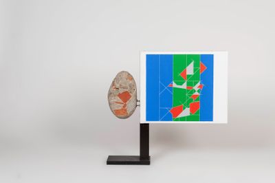 a picture of a piece of art that is on a stand
