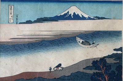 un tableau représentant un bateau sur l'eau, avec une montagne en arrière-plan