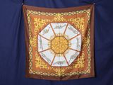 une photo d'un foulard carré suspendu à une corde à linge