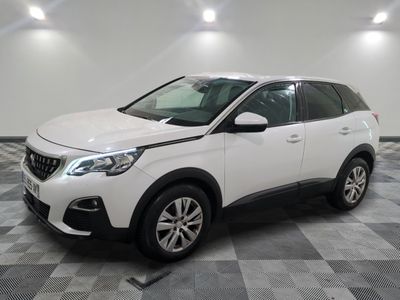 la voiture blanche est garée sur un carrelage à carreaux