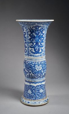 vase bleu et blanc orné de motifs floraux sur fond gris