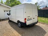 une camionnette blanche garée devant une maison blanche