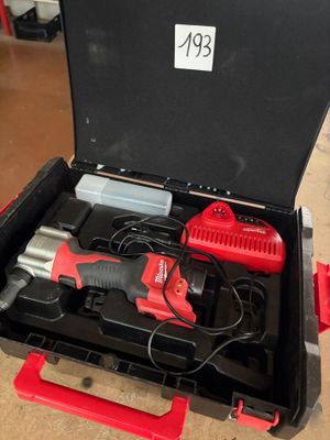 Une riveteuse MILWAUKEE avec un chargeur, un batterie. - Photo 1