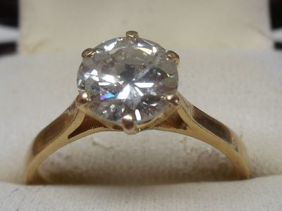 l'image d'une bague ornée d'un diamant