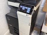 une imprimante multifonctionnelle posée sur une pile de boîtes