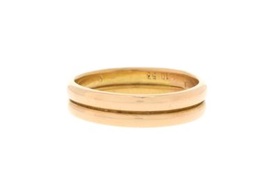 une image d'un gros plan d'une bague en or sur un fond blanc
