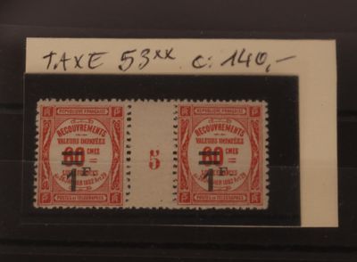 deux timbres représentant un bâtiment sur fond noir