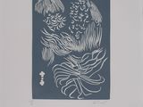 une image représentant un dessin en bleu et blanc de deux oiseaux