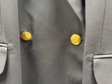 un gros plan sur un costume avec des boutons sur le revers