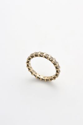 gros plan d'une bague en or sur fond blanc