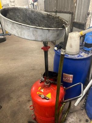 une image représentant un réservoir de gaz propanène, avec un réservoir de propanène et un autre réservoir de propanène en arrière-plan