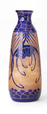 un vase bleu orné d'un motif sur fond blanc