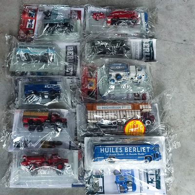 de nombreux types différents de camions miniatures dans des sachets en plastique