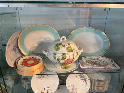 une vitrine en verre contenant des assiettes et des bols