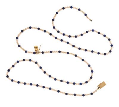 un gros plan d'un chapelet orné d'une croix en or
