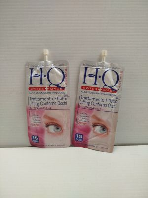 deux tubes de crème pour les yeux Hoo posés sur une surface blanche