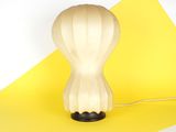 une lampe posée sur une feuille de papier jaune