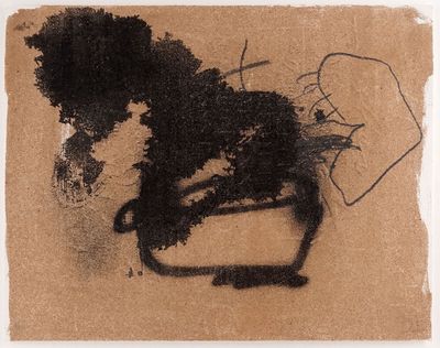 une image représentant un dessin en noir et blanc d'un cheval sur un morceau de papier brun