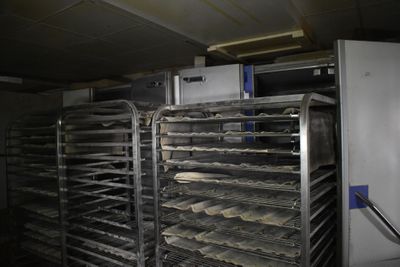 de nombreux plateaux de nourriture posés sur un tapis roulant