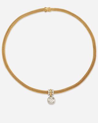 un collier en or orné d'un diamant blanc sur fond blanc
