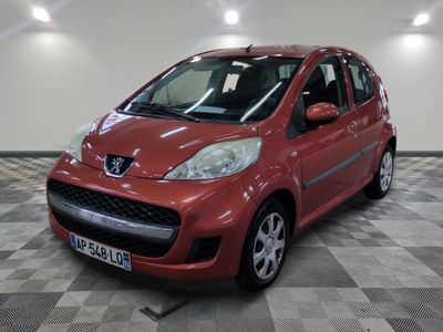 la photo d'une voiture rouge garée dans un garage