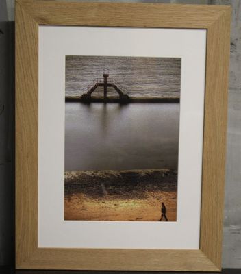 une photo d'une photo représentant un homme marchant sur la plage