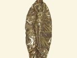 une feuille d'or sur laquelle est représentée une femme