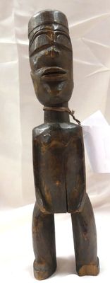 une statue en bois représentant un homme avec un bandage autour de la tête