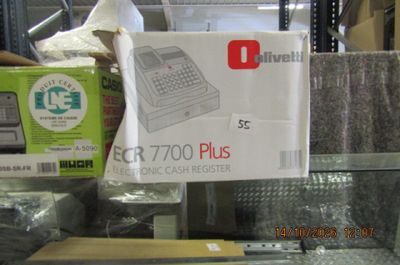 une boîte sur laquelle est posée une calculatrice