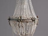 une image d'un lustre orné de perles suspendu au plafond