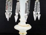 un vase blanc orné de quelques motifs en cristal