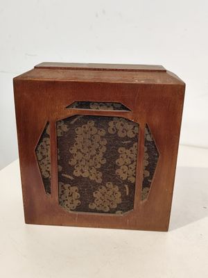 une radio en bois à l'ancienne ornée d'un motif floral