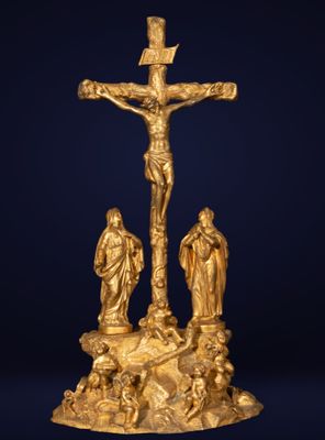 une statue en or représentant Jésus sur la croix, entouré d'autres personnages