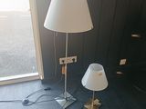 une lampe posée par terre à côté d'une autre lampe