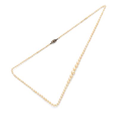 un collier de perles blanches avec un fermoir en argent