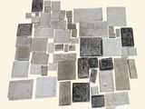 de nombreux types de carreaux différents disposés sur une surface blanche