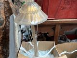 une boîte en carton sur laquelle est représentée la statue d'une femme en robe