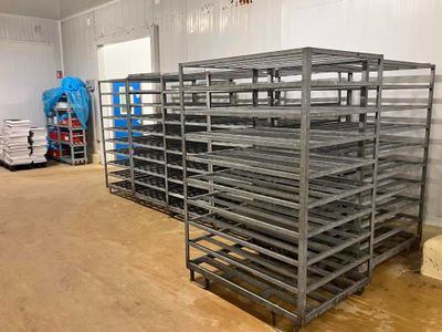 une pièce où se trouvent de nombreuses étagères remplies de produits alimentaires