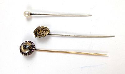 trois types différents d'épingles à cheveux et une broche en perles