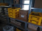 de nombreuses caisses jaunes posées sur une étagère dans une pièce