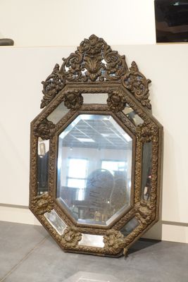 Miroir à parecloses, l'entourage en laiton repoussé à décor …