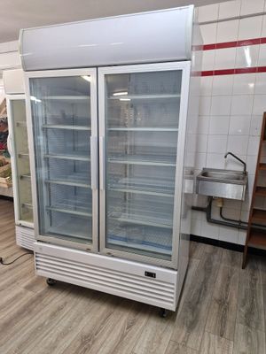 un réfrigérateur placé au milieu d'une pièce