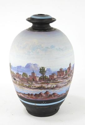 un vase sur lequel est représentée une ville